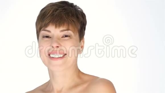 可爱的微笑中年女性视频的预览图