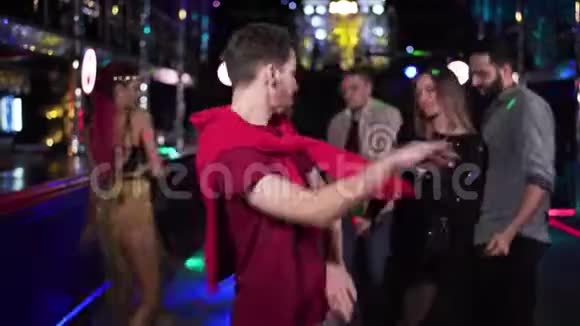 年轻英俊的白种人黑发男子在夜总会跳舞的肖像积极的家伙在迪斯科度过一晚视频的预览图