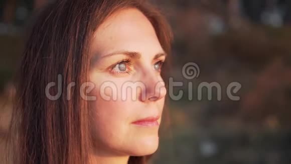 日落时分女人的脸美丽的绿眼睛肖像视频的预览图