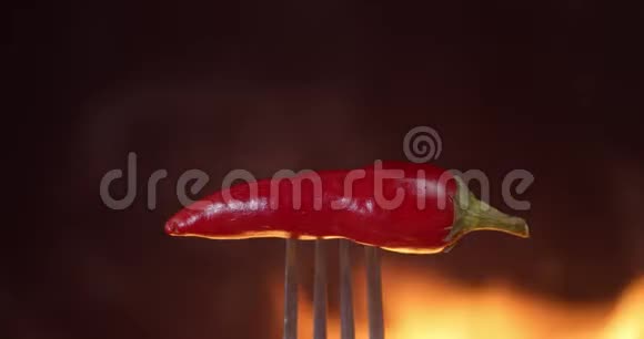 叉子上的红辣椒视频的预览图
