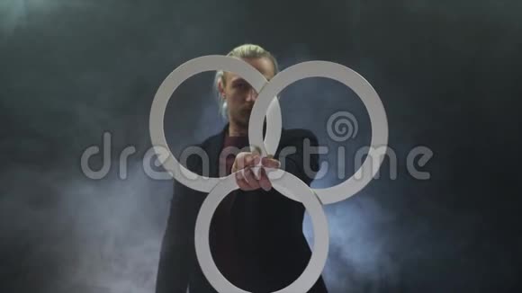 戴着白色戒指的黑色操纵者注意力和注意力视频的预览图
