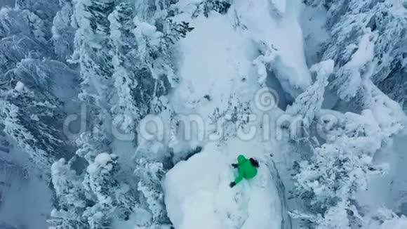 这个人爬上山顶为成功而高兴一片荒凉的森林视频的预览图