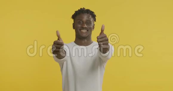 快乐的非裔美国人出现大拇指视频的预览图