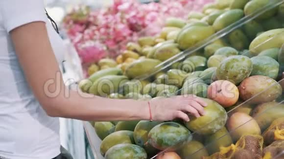 近点女人在超市挑选芒果水果比较拿视频的预览图