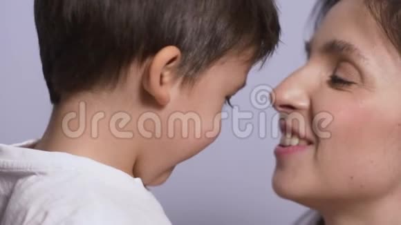 母亲和儿子穿着白色背景的白色T恤衫视频的预览图