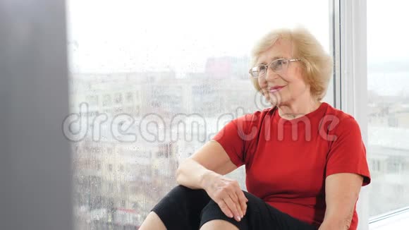 健身房里退休的讨人喜欢的女人的画像健康活泼的老太太活跃的老年人健身室的老太太4公里视频的预览图