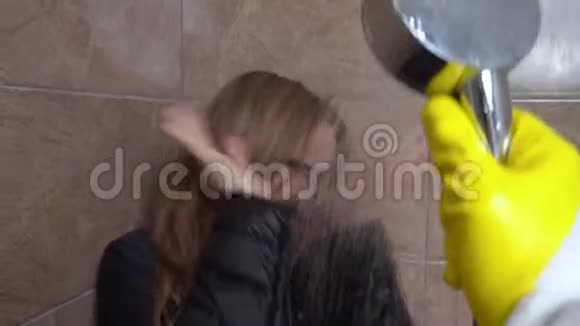 手把洗澡水倒在女人身上消毒视频的预览图