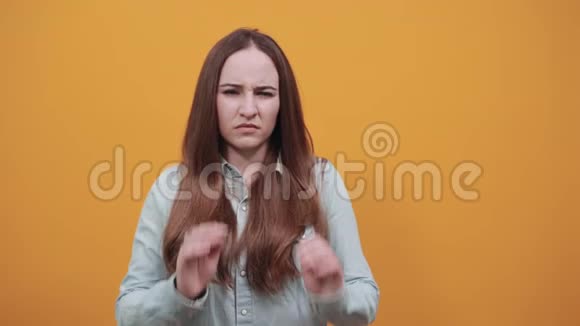 工作室里疲惫的女人用手指闭上耳朵讨厌一切视频的预览图