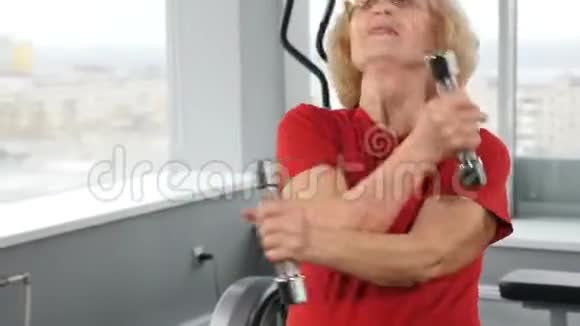 老年妇女在体育中心接受哑铃训练高级积极女性在健身房训练年长的微笑视频的预览图