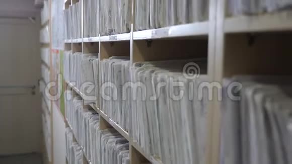 医院货架上的老式医疗卡病人卡登记档案档案在牙医办公室模糊的视频的预览图