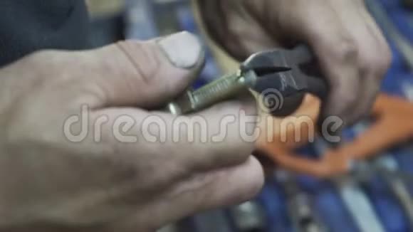 机械师修理汽车的一部分视频的预览图