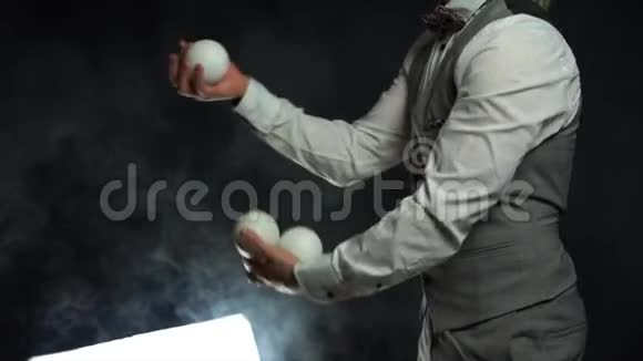双手合拢穿着西装打着白球成功和管理视频的预览图