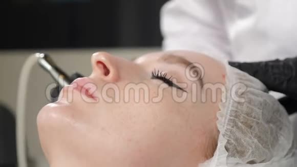 年轻迷人的女人在美容院做美容手术硬件美容抗衰老抗皱视频的预览图