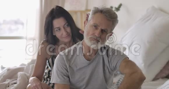 一幅沮丧的高加索人看着镜头离开妻子手的肖像愤怒的丈夫视频的预览图