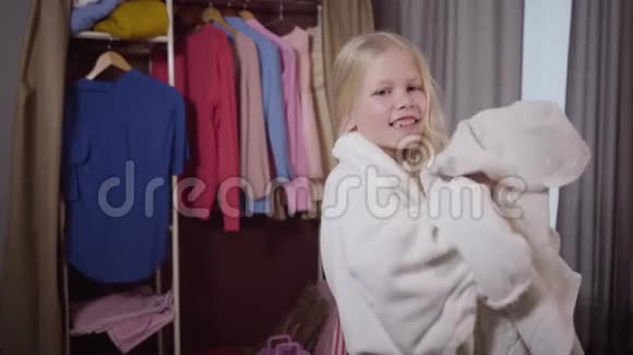 小白种人金发女孩用毛巾擦干头发的肖像积极微笑的孩子洗澡后在家休息视频的预览图
