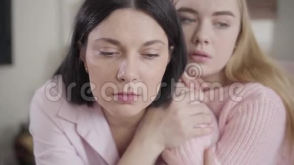 棕色眼睛与成年女儿交谈的褐发白种人女人的特写模糊的女孩拥抱妈妈和视频的预览图