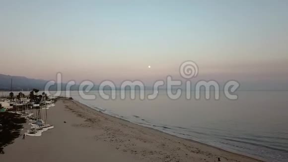 领先的圣巴巴拉海滩和飞向升起的月亮视频的预览图