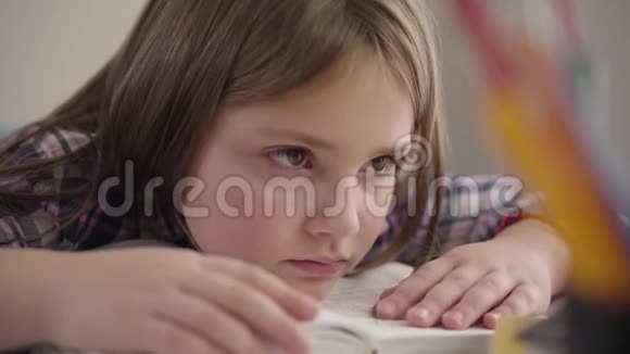 一幅美丽的白种人女孩的特写肖像棕色的眼睛打哈欠和揉眼睛精疲力竭的女学生抱着头视频的预览图