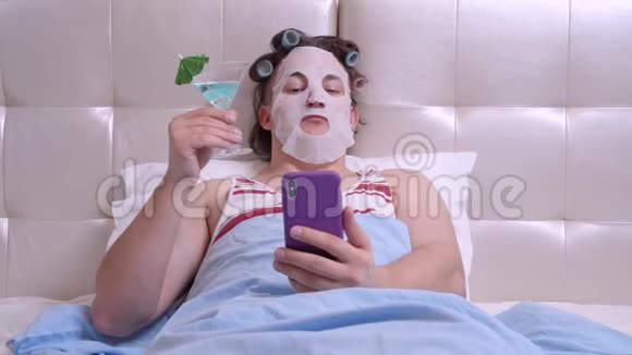时尚博客男士戴着化妆面具拿着鸡尾酒自拍照片视频的预览图