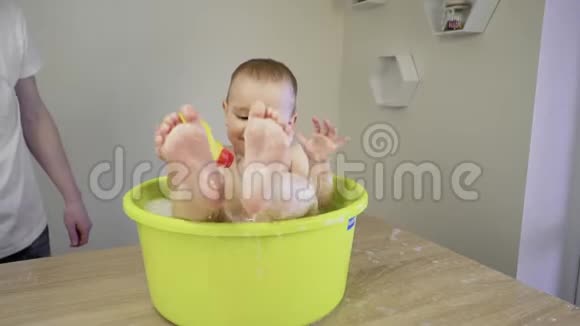 小女孩洗澡视频的预览图