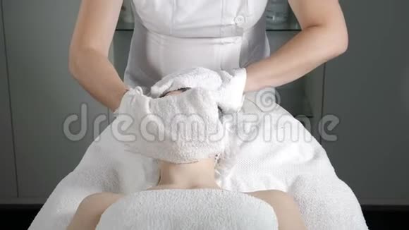 美容程序的特写镜头美容师清洁面膜剥皮美和身体护肤宇宙学家视频的预览图