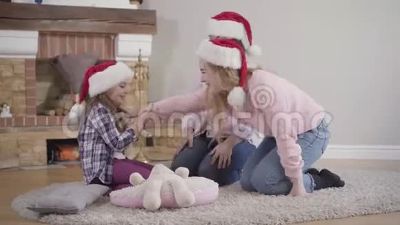 白种人成年女性在家与女儿共度时光的肖像圣诞帽的快乐家庭视频的预览图