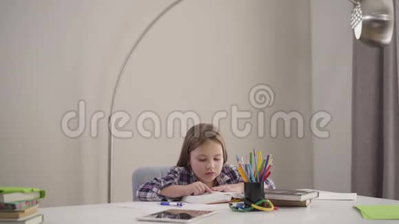 漂亮的白种人女孩坐在桌子旁看着妈妈端起一杯茶照顾父母视频的预览图