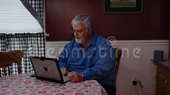 老年人对使用计算机和技术感到不满和疯狂视频的预览图