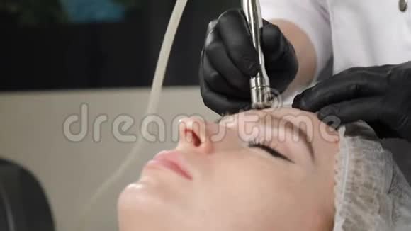 美女在美容院做美容手术硬件美容抗衰老抗皱视频的预览图