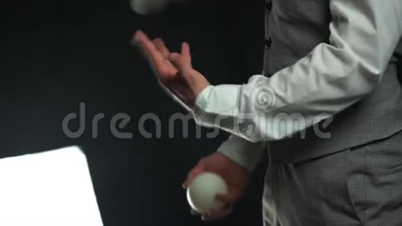 双手合拢穿着西装打着白球成功和管理视频的预览图