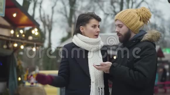 愤怒的白种人女人在街上和胡子夫或男朋友说话年轻夫妇不同意去哪里视频的预览图