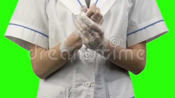 年轻的女外科医生洗手视频的预览图