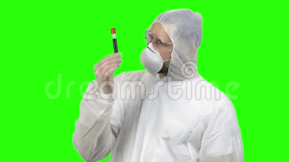 研究人员或科学家穿着防护服看血液试管视频的预览图