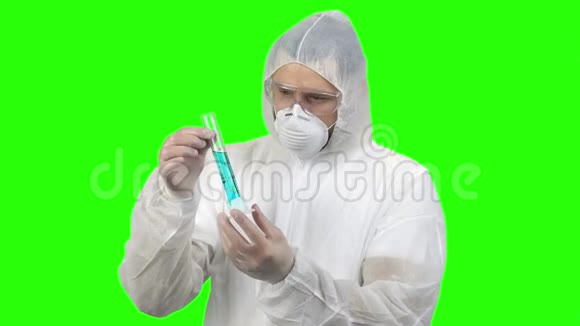 呼吸和防护服的人用蓝色液体拿着试管视频的预览图