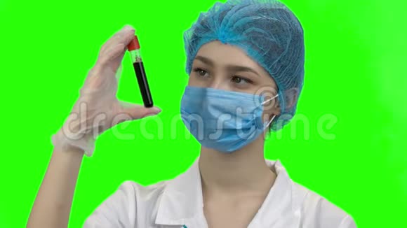 年轻女医生配血试验胶囊的肖像视频的预览图