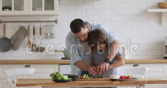 小父亲教小儿子切菜沙拉视频的预览图