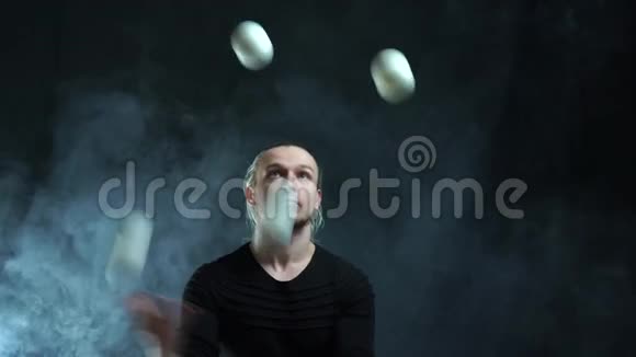 穿着黑色杂耍白球的人管理控制和成功视频的预览图