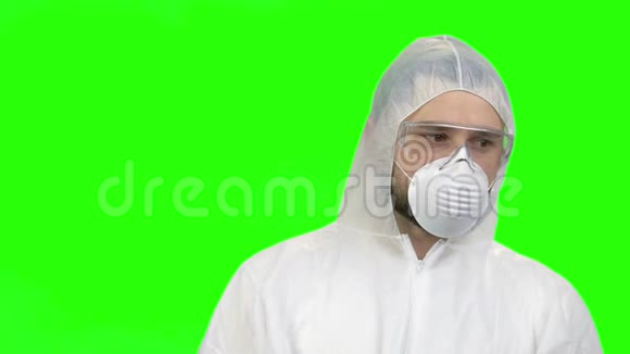 年轻人穿着防护服和医用面罩进行呼吸保护的肖像视频的预览图