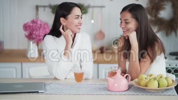 两位美女早上在厨房喝茶然后聊天早餐时间视频的预览图