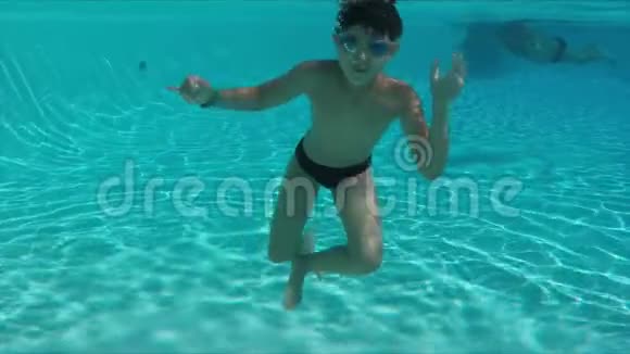 在泳池里做一个跟头的男孩视频的预览图