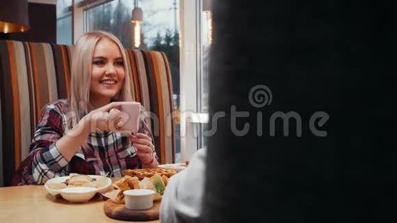 一对可爱的夫妇在咖啡馆吃午饭视频的预览图