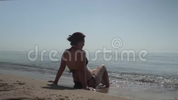坐在海边的女人的剪影视频的预览图