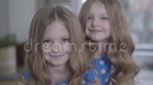 两对漂亮的白种人双胞胎互相看着对方笑着转向镜头快乐可爱的孩子们摆姿势视频的预览图