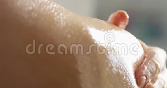 女士用蜂蜜手工按摩红相机水疗美容镜头的概念视频的预览图