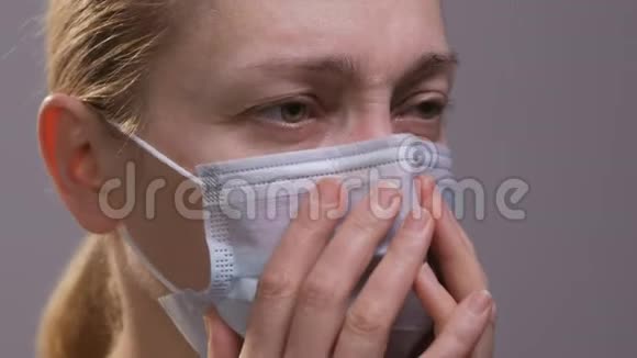 特写一个女人脸戴着医疗面具那个女人咳嗽视频的预览图