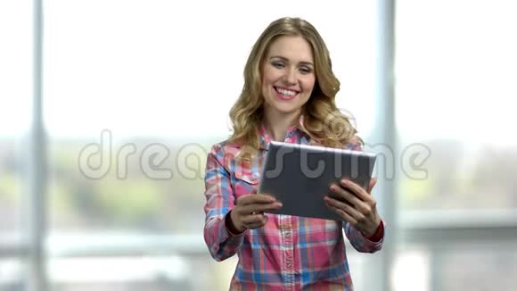 年轻性感女人用平板电脑交谈的肖像视频的预览图