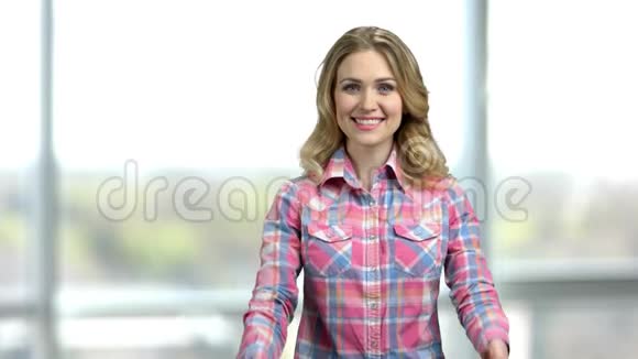 一个快乐的年轻女人的肖像竖起两个大拇指视频的预览图