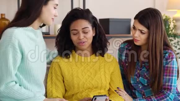 年轻的多种族女孩在客厅里休闲视频的预览图