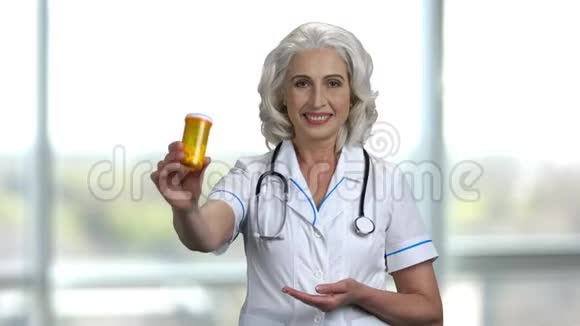 老开朗女医生广告黄瓶药视频的预览图