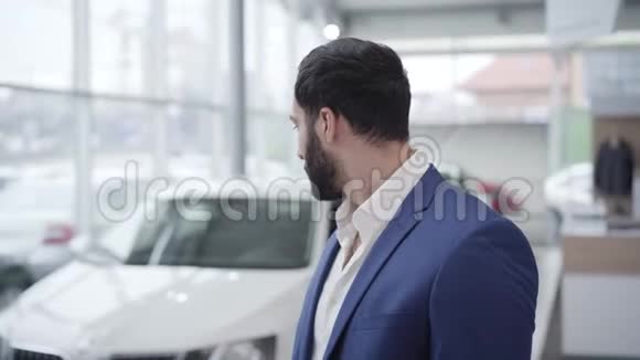 成功的中东男子在汽车经销商摆姿势的肖像英俊的年轻商人回头看新白人视频的预览图